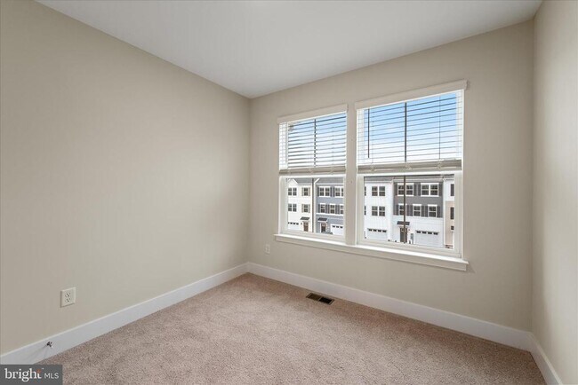 Building Photo - 180 Munsee Cir