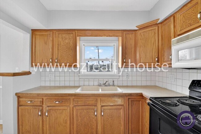 Building Photo - 3377 Lagrange St