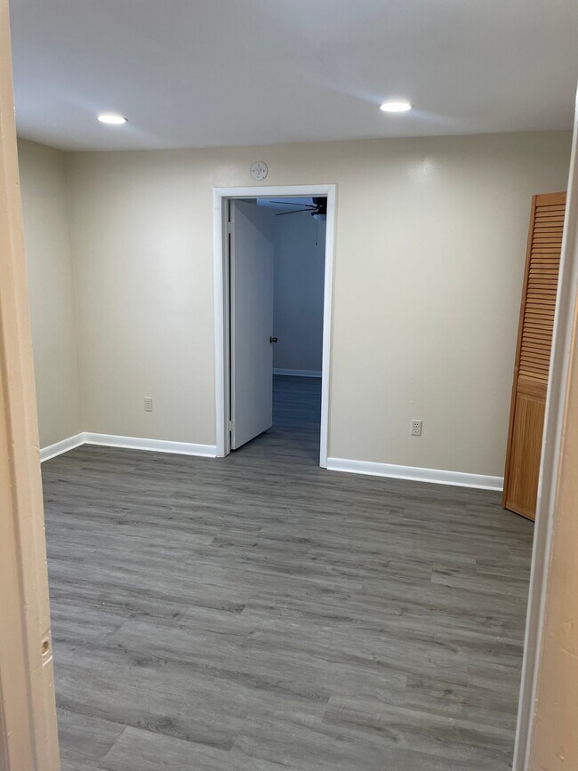 Building Photo - 5515 Summerfield Ave