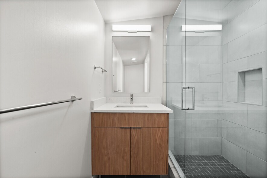 Primary bath - 810 E 800 S