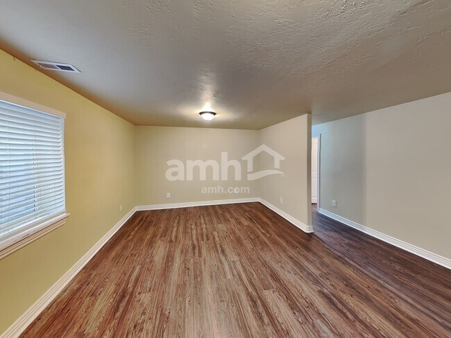 Building Photo - 1604 Shadow Dr