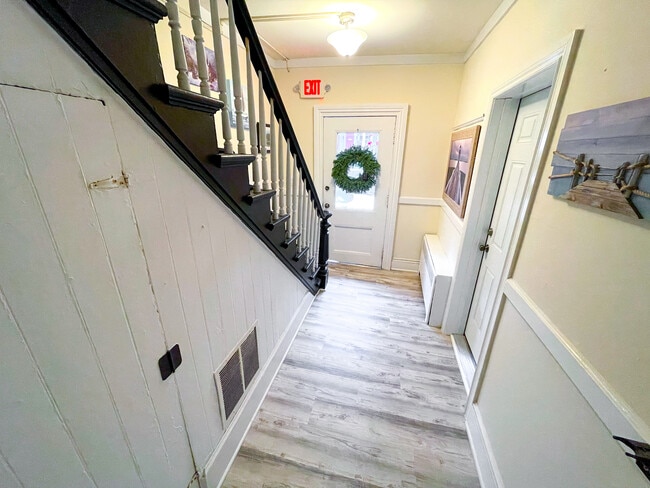 Building Photo - 206 E Main St