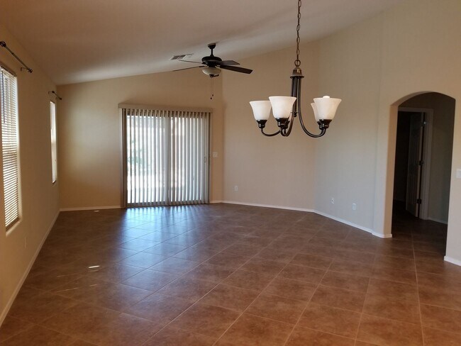 Building Photo - This spacious  4 bed 2.5 bath house -Blue Horizon Subdivision