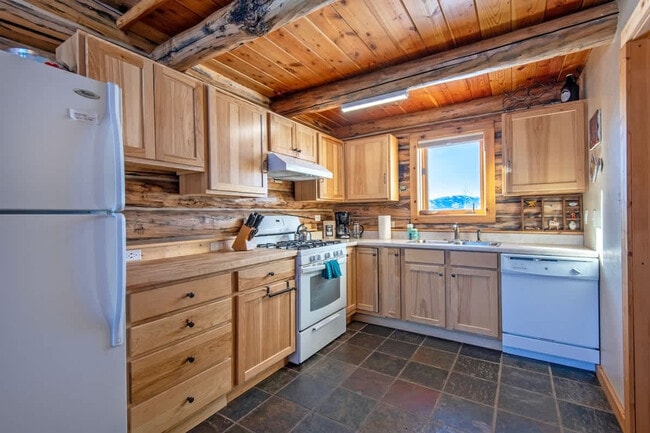 Building Photo - 5077 Pine Dr