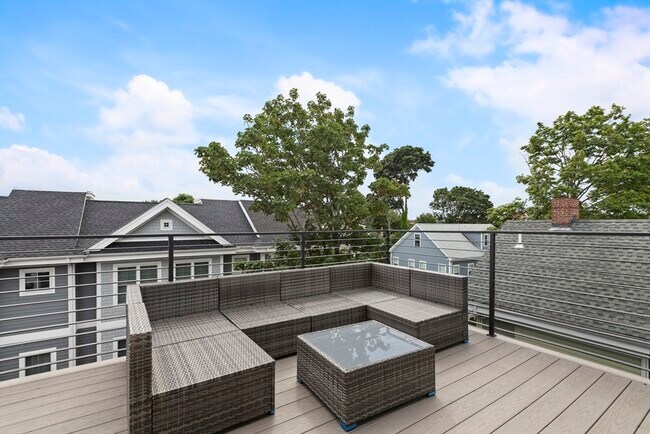 Building Photo - 10 Hallet St