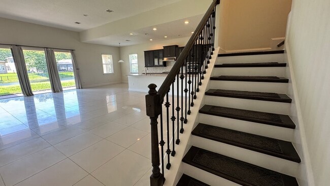 Building Photo - Beautiful 4B/3B with Bonus Office Space Fo...