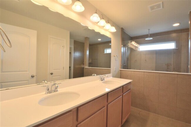 Building Photo - 13915 Osmarea Dr
