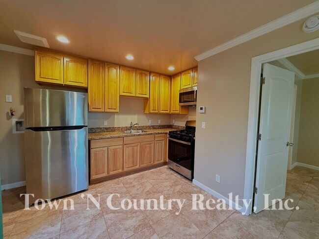 Building Photo - 1687 Siskiyou Dr