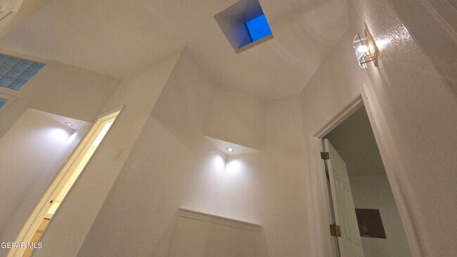 Building Photo - 7417 Mission Viejo Dr