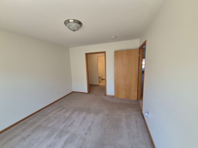 Building Photo - 5672 Correll Dr