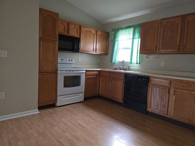 Building Photo - 3 bed 2 bath