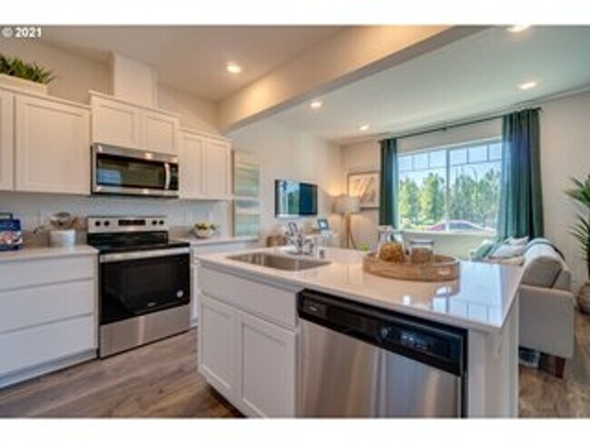 Building Photo - 3 Bed 2.5 Bath Home in Vancouver! Stainles...