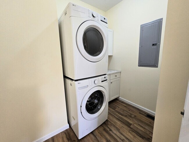 Building Photo - 1232 Highland Hall Rd