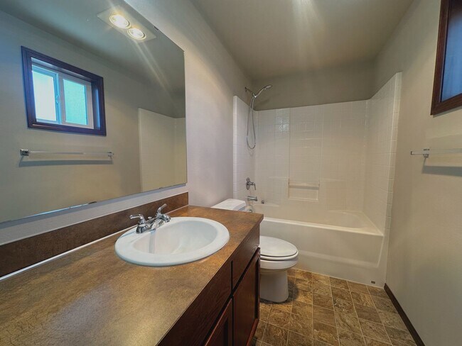Building Photo - Beautiful 4-Bedroom 2.5-Bathroom Home in M...