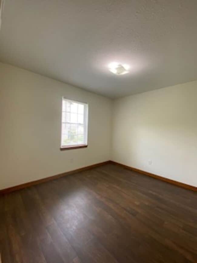 Building Photo - 3 Bedroom Home with 2 Car Attached Garage!