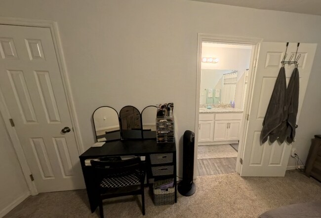 Building Photo - "Charming 3-Bed, 2-Bath Home Oasis in Jacksonville's Heart!"