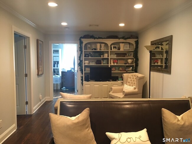 Building Photo - 69 Main St