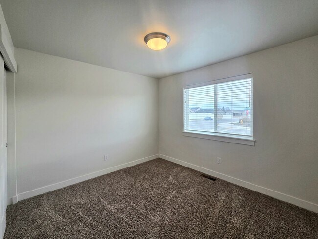 Building Photo - Newer Rambler in Mary Hill Estates!