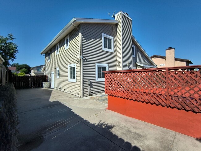 Building Photo - Beautiful and Spacious Two Story 4 Bed/3 Bath Home For Rent In Hercules!!!