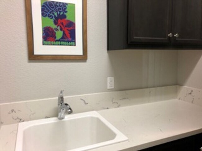 Building Photo - Stunning 3 Bedroom 2 Bath in Fair Oaks, CA