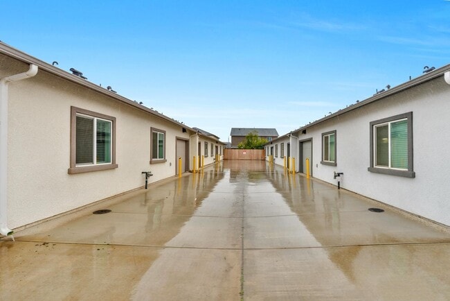 Building Photo - Wood Ranch Duplex 519