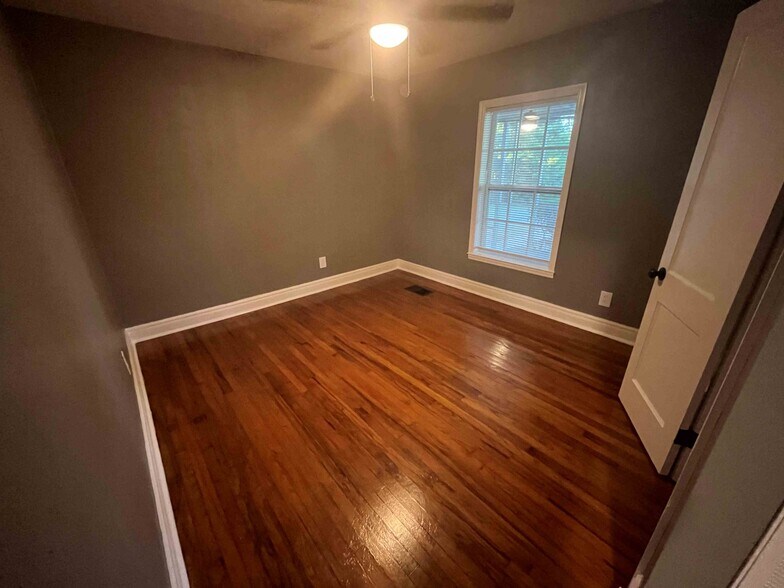 Building Photo - 1509 Buena Vista Cir SE