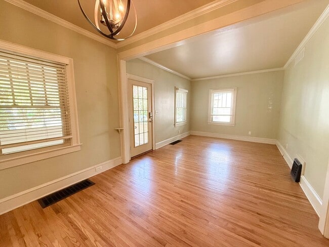 Building Photo - Beautifully updated 2 bed/2 bath in Bloomi...