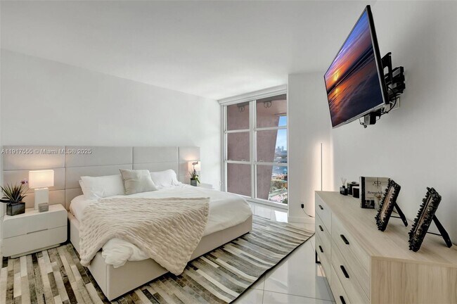 Building Photo - 300 South Pointe Dr