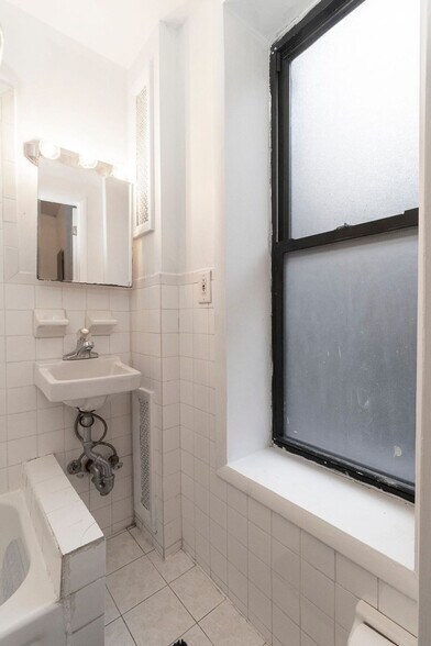 Building Photo - 304e E 95th St