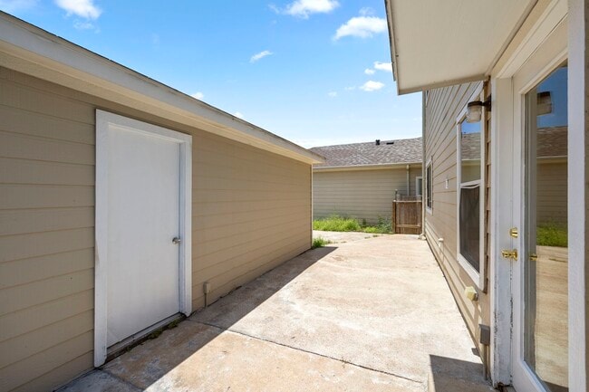 Building Photo - 6158 Settlers Lake Cir E