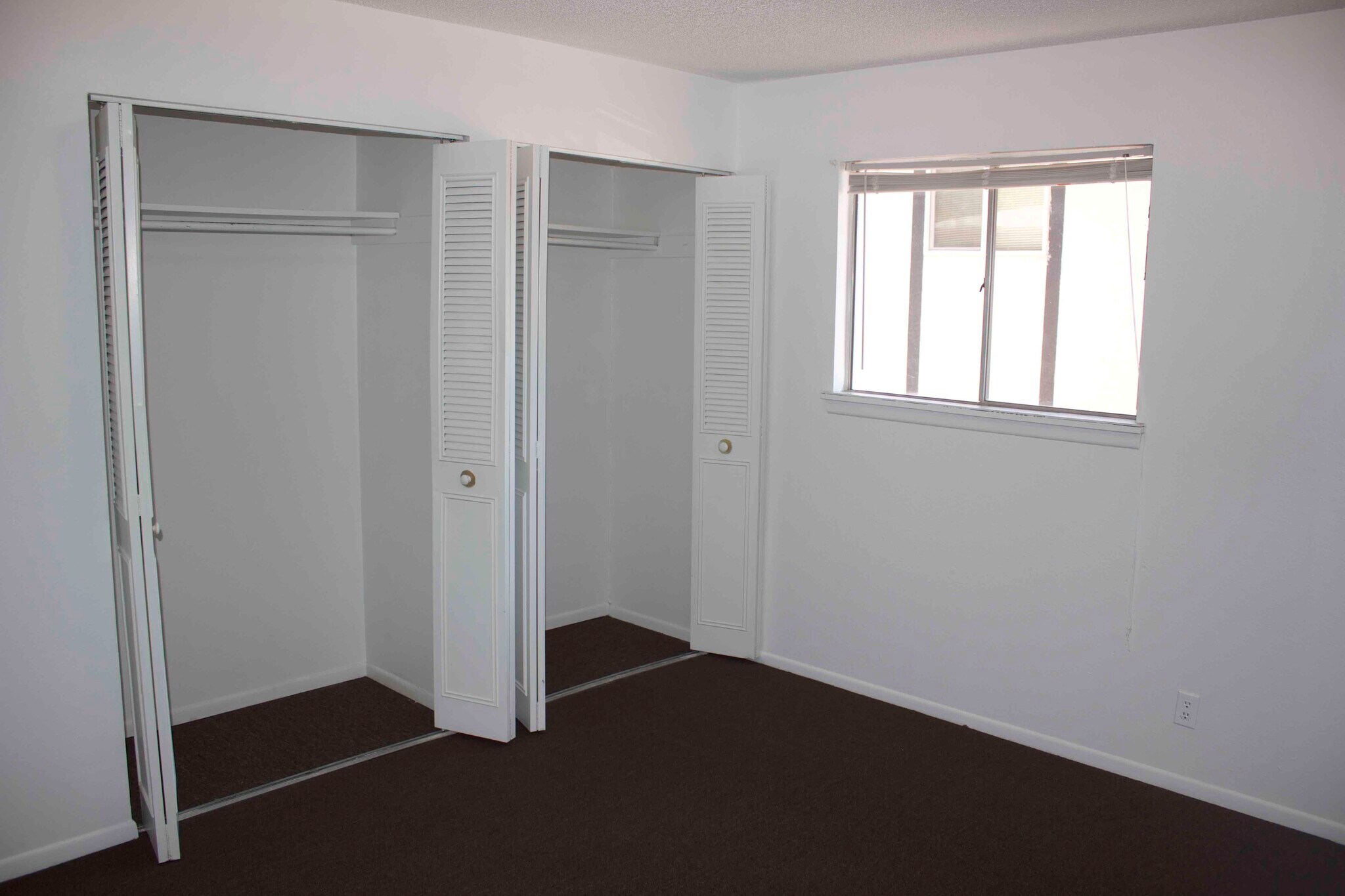 1st bedroom - 21 Douglas Ln