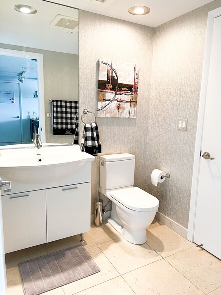 Guest bathroom - 1331 Brickell Bay Dr