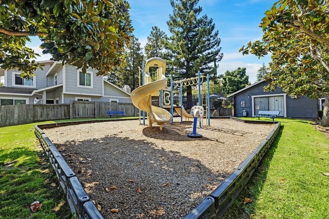 Building Photo - Large, Remodeled 3Bed/2.5Ba Townhome in Ha...
