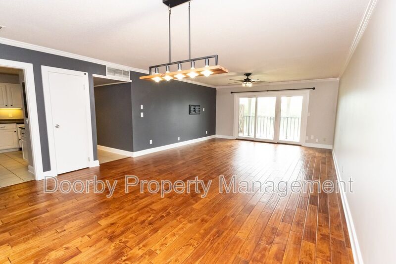 Building Photo - 568 River St