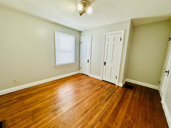 Building Photo - Charming 4 Bedroom by Churchill Downs