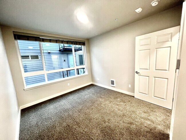 Building Photo - 2330 Yakima Ct