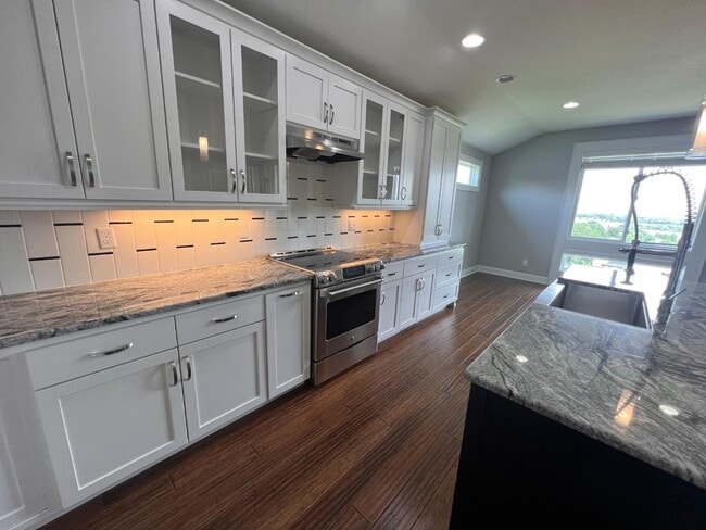 Building Photo - 627 N Daylily Dr