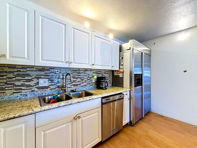 Building Photo - 706 Sunny Pine Way