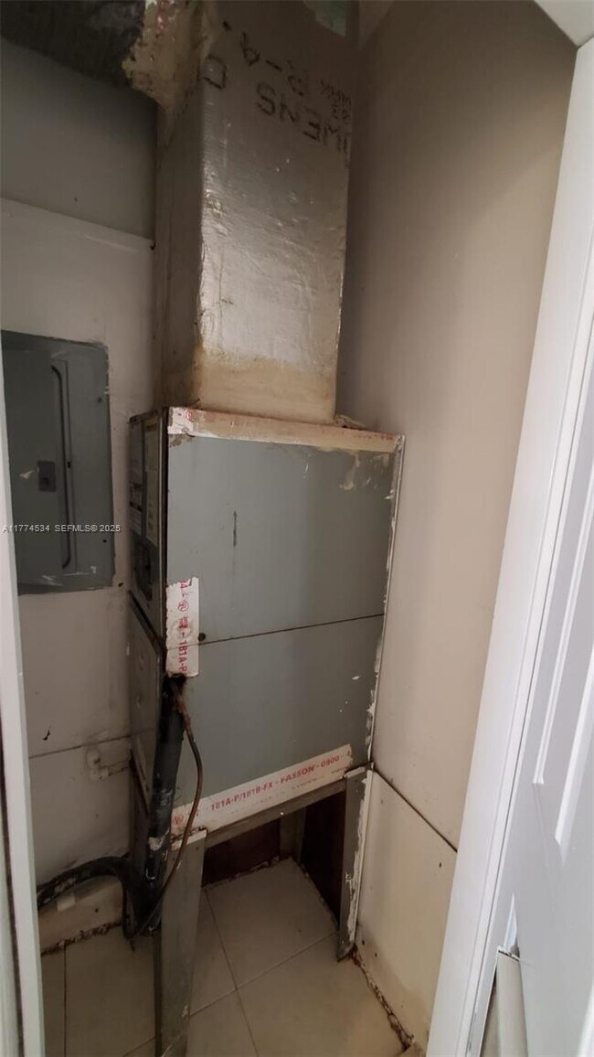 Building Photo - 2124 Scott St