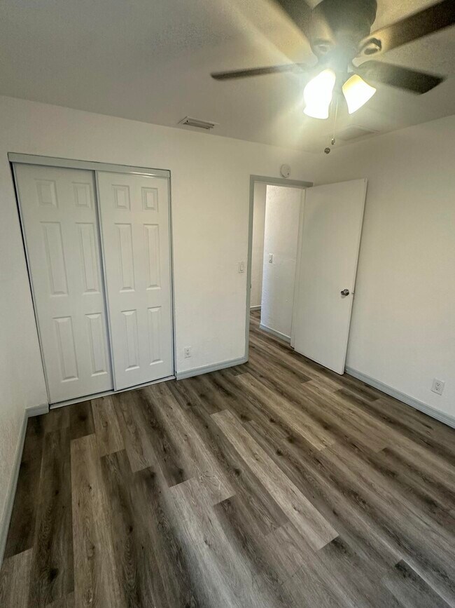 Building Photo - 555 W 6th St