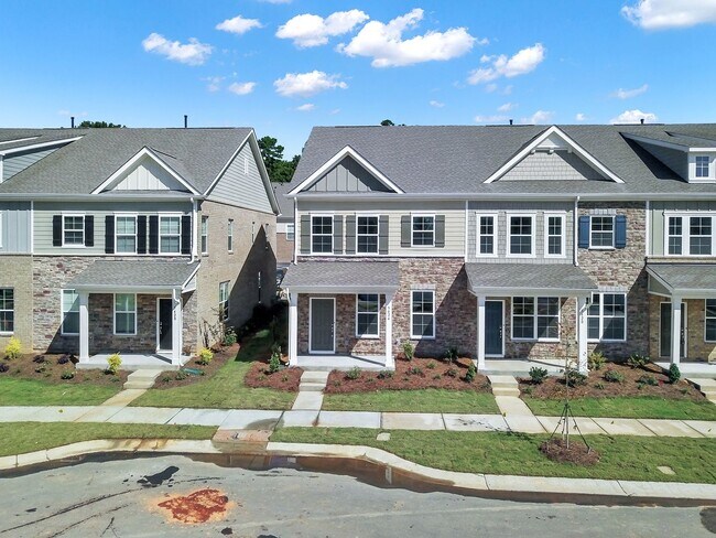 Building Photo - Beautiful End Unit Townhome In Mint Hill