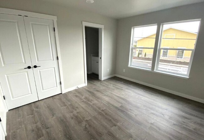 Building Photo - 3 Bed, 2.5 Bath Available in September!