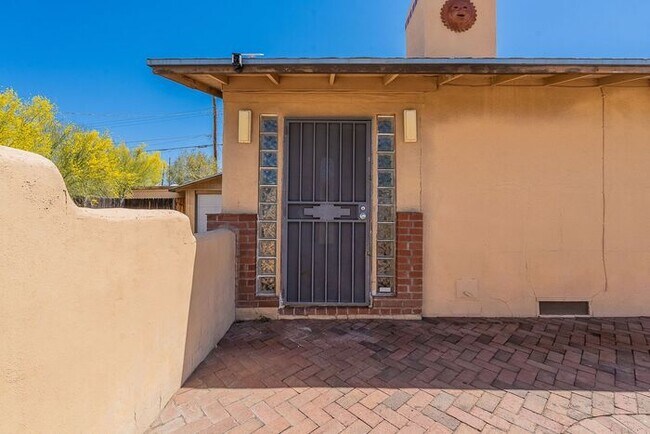 Building Photo - Centrally Located 4-Bed, 2-Bath Tucson Rental – Near U of A