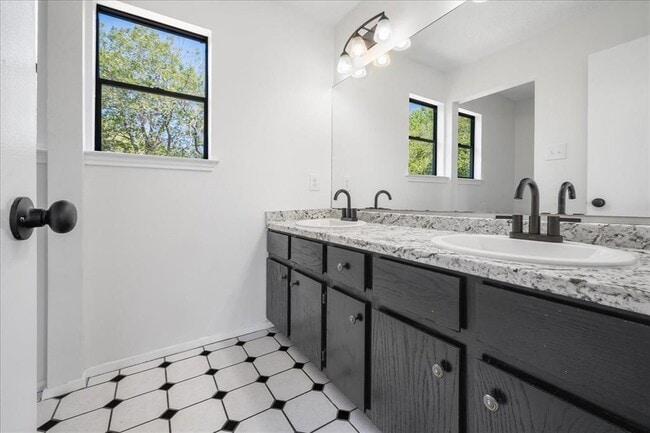 Building Photo - 1404 Deupree Dr