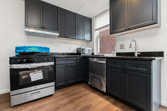 Building Photo - MOVE IN SPECIAL! SCORE HALF OFF 1ST MONTH'...