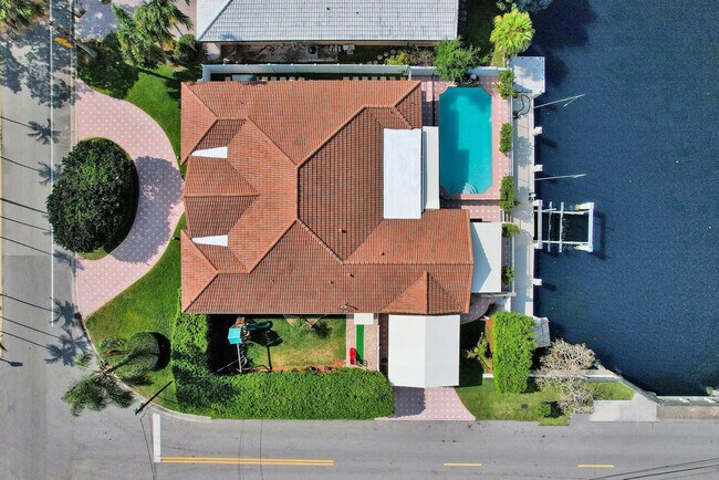 Building Photo - 5841 Bayview Dr