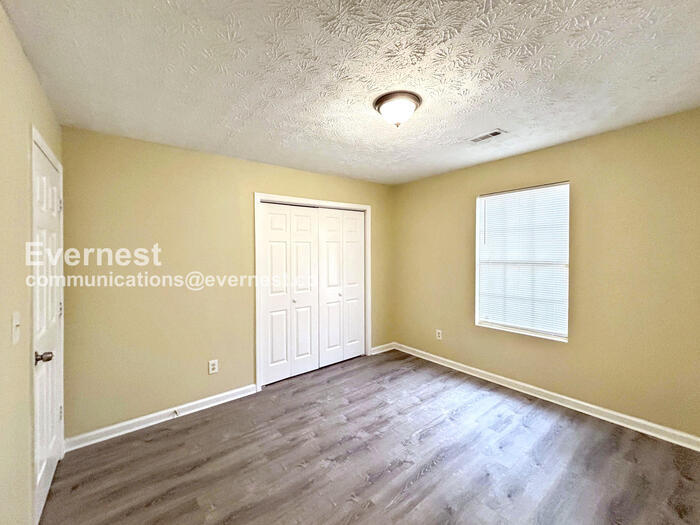 Building Photo - 9151 Clubhouse Dr