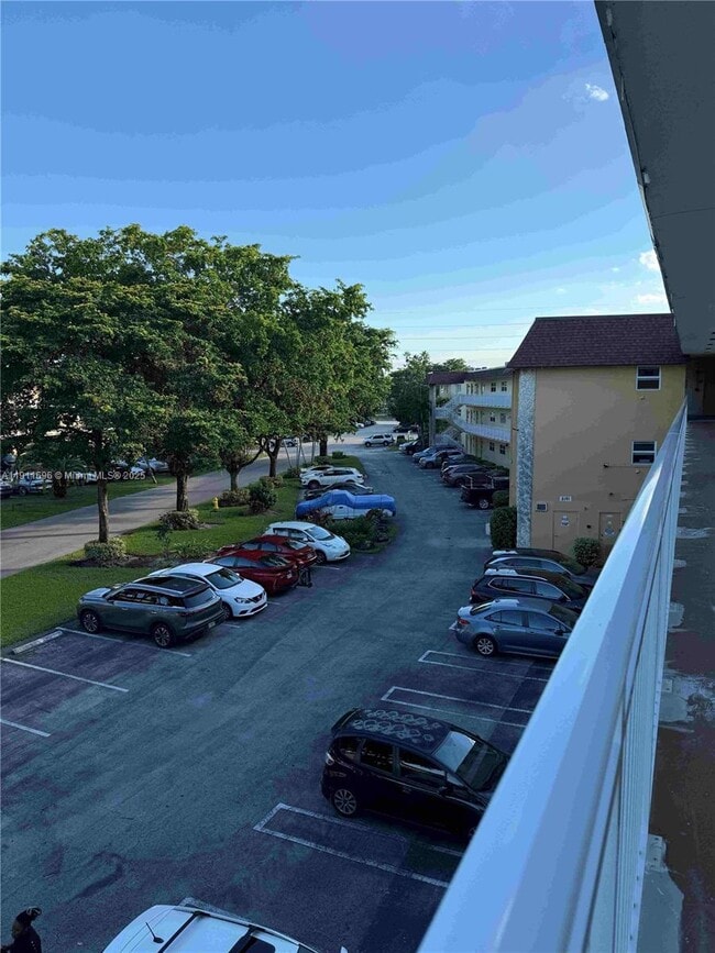 Building Photo - 5141 W Oakland Park Blvd