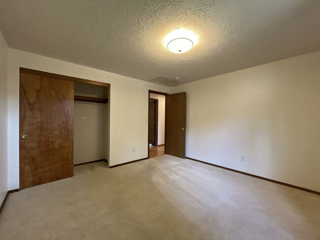 Building Photo - Comfortable Single-Level Living in Southwest Portland with Vaulted Ceilings, Spacious Backyard & ...