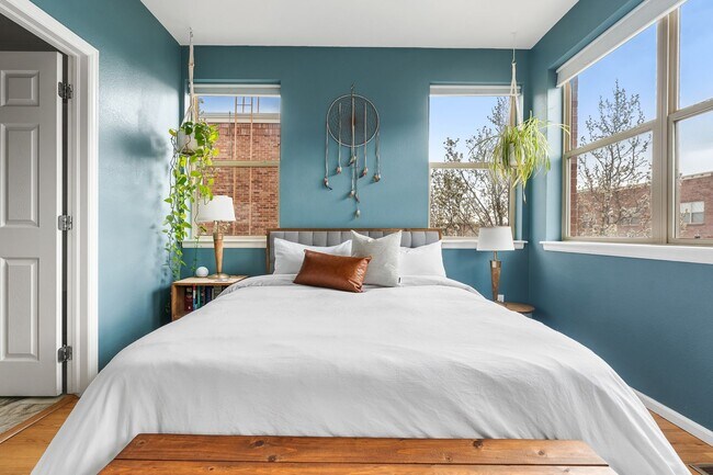 Building Photo - Modern 2-Bed, 2.5-Bath Corner Unit in Arva...